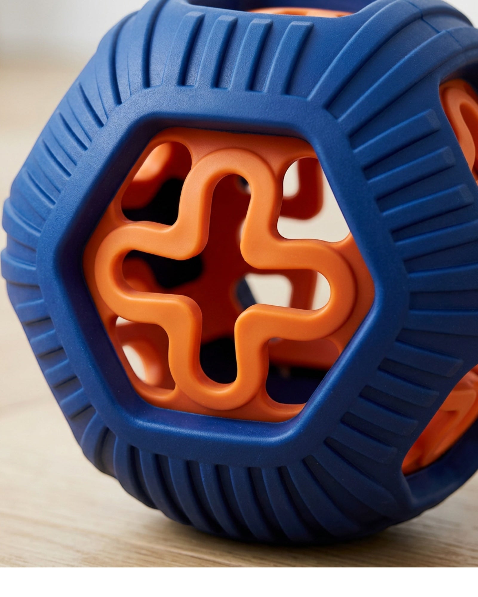 Zovd Hex-Window Treat Ball for Dogs 12 cm Cobalt Orange - Detail view