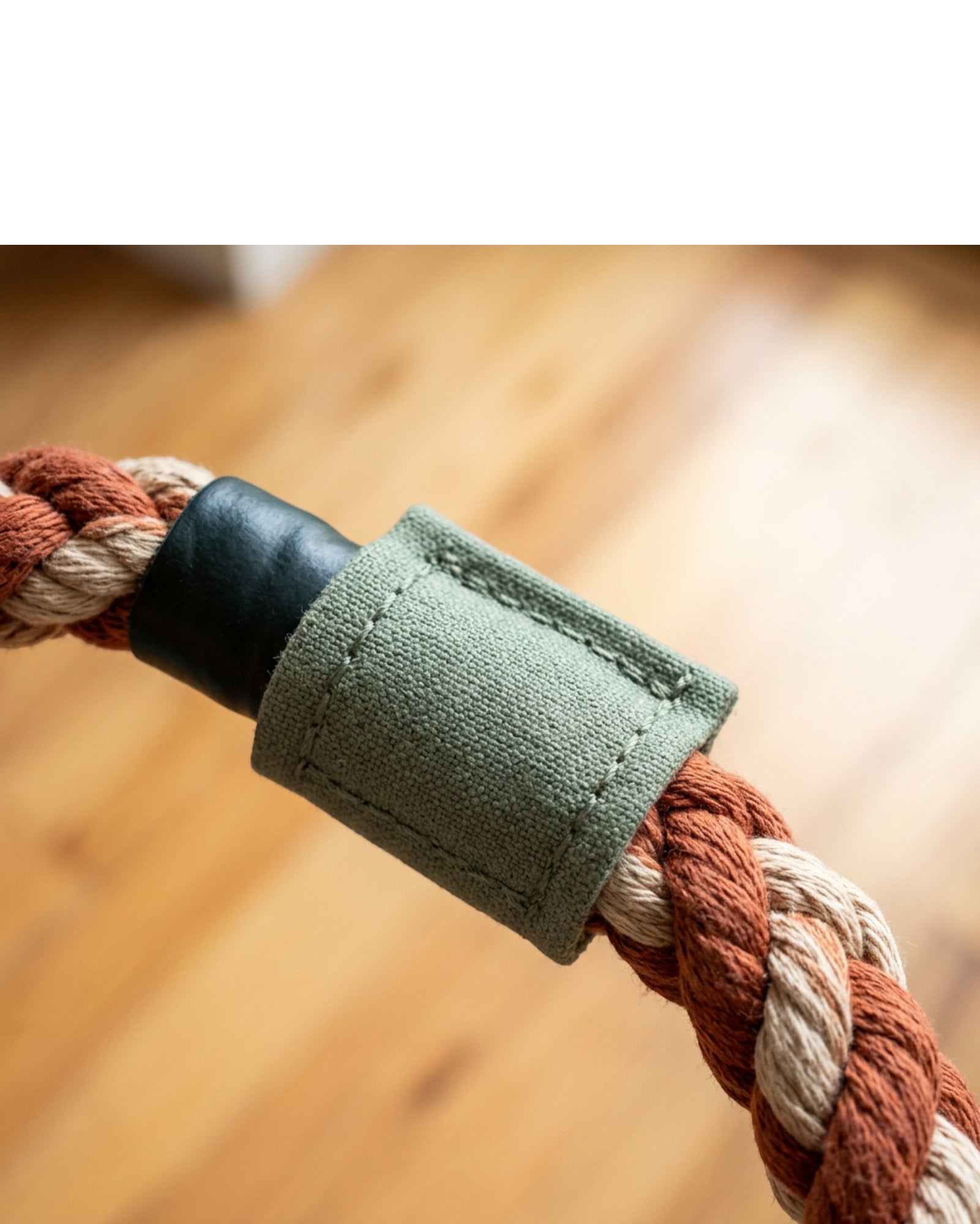 Zovd Braided Rope Ring Dog Toy 24 cm Rust Natural with 4 Canvas Tabs - Detail view
